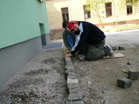 01 - a nech je ten obrubnik rovny.jpg