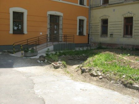 16 - bezbarierovy vchod dnes.jpg